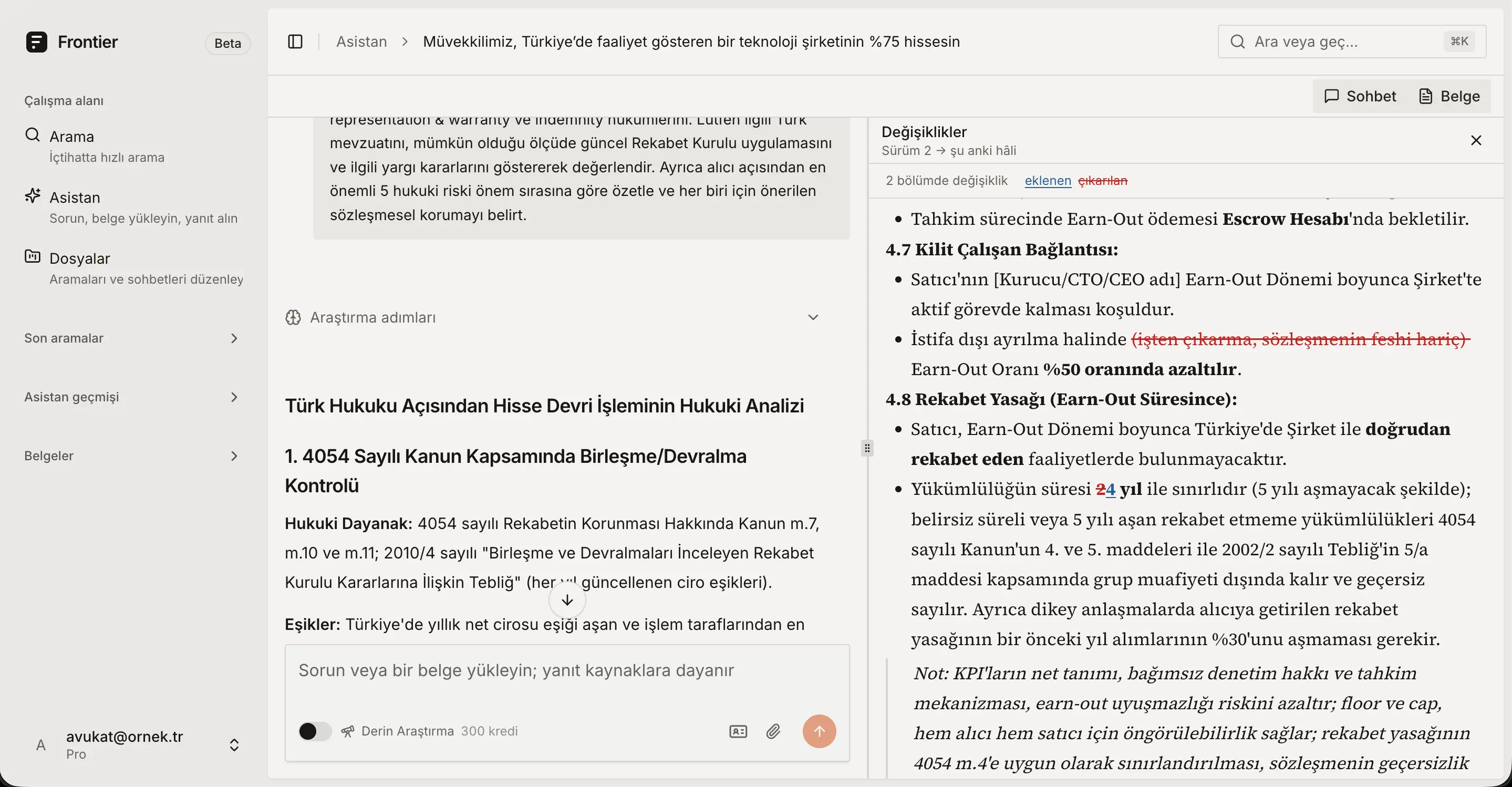 Frontier çalışma alanı. Solda bir hisse devri işleminin birleşme ve devralma kontrolü açısından analizi, sağda hazırlanan sözleşme metninin sürümleri arasındaki fark: rekabet yasağı süresi ve earn-out koşulları üzerindeki değişiklikler işaretli olarak duruyor.